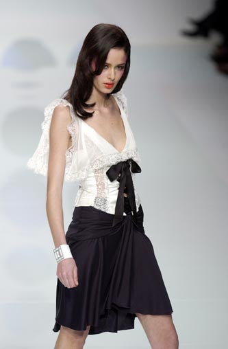 Valentino Spring Summer 2004 Runway Full Look #2